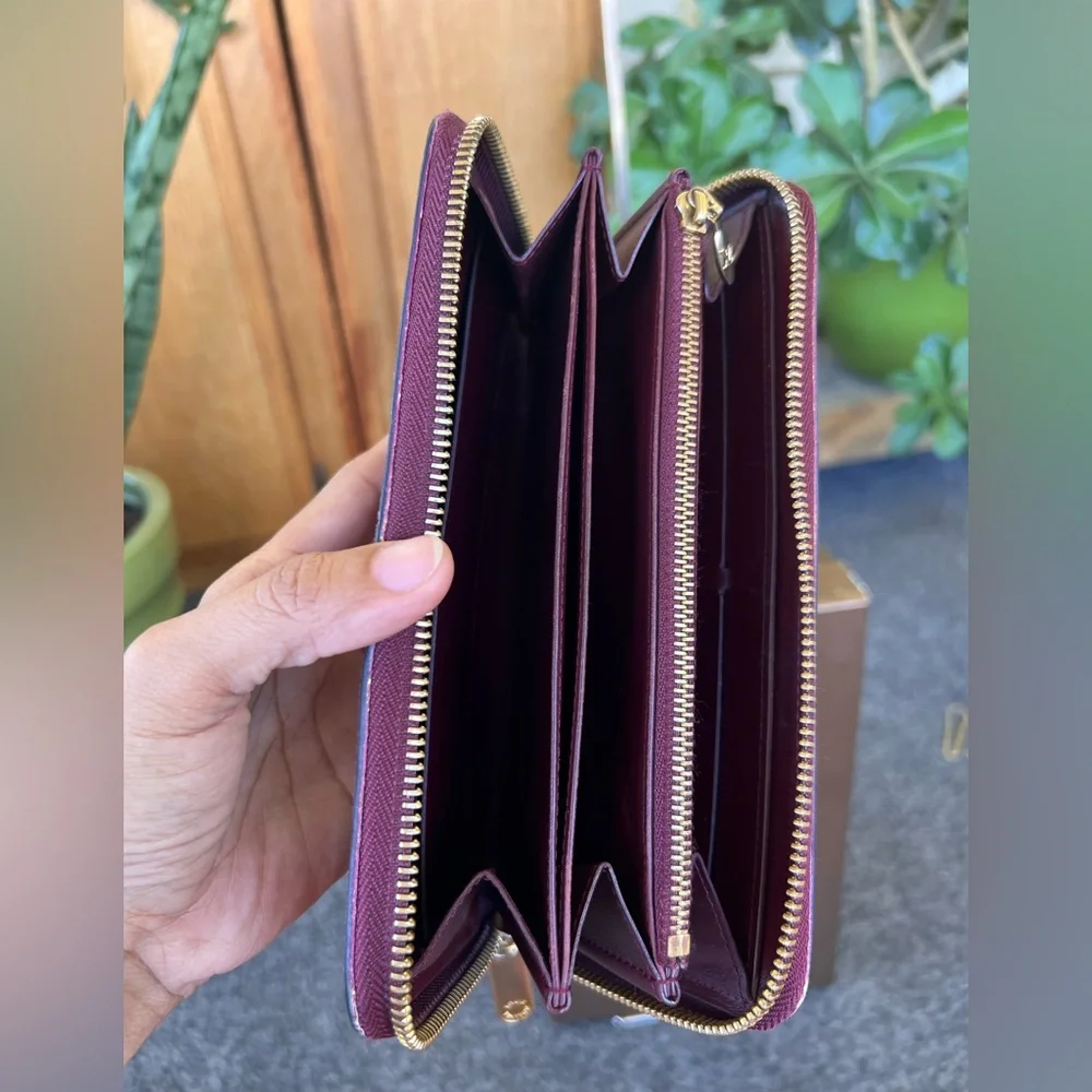 Louis Vuitton Round Zipper Vernis - Picture 6 of 13
